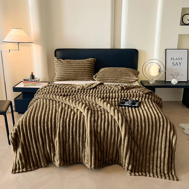 SpringLoom Kuscheldecke | Weiche Streifen-Decke für Sofa & Bett | Leicht & Warm für alle Jahreszeiten | Stilvolle Frühlingsdeko für Zuhause