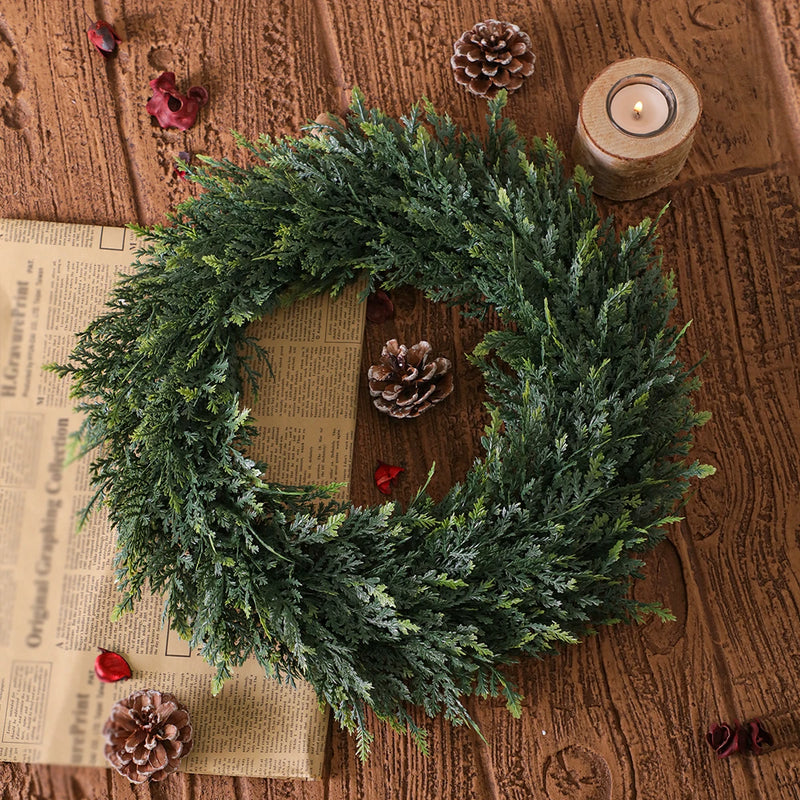Verdania | Künstlicher Zedernkranz | Immergrün | 30 cm Ø | Pflegeleichte Deko für Haus & Garten