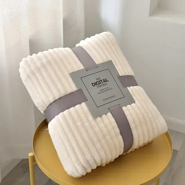 Flauschdecke SoftHaven | Gestreiftes Flanell | Extra Weich & Warm | Für Sofa, Bett & Reisen