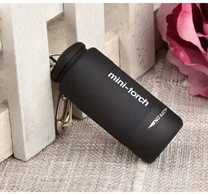Luminexo Mini LED-Taschenlampe mit Schlüsselanhänger | USB-Aufladung | Wasserdicht & Ultraleicht | 5,2 × 2,1 cm