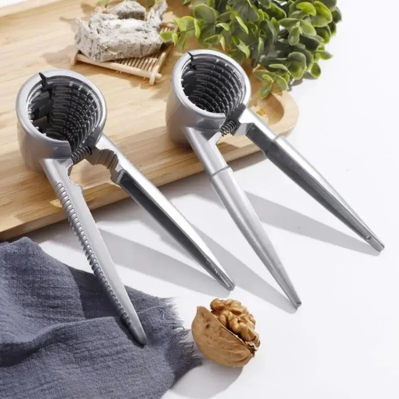 Nutoro Nussknacker aus Metall | Multifunktional für Walnüsse, Kastanien, Mandeln & Haselnüsse | Ergonomischer Griff | Silber