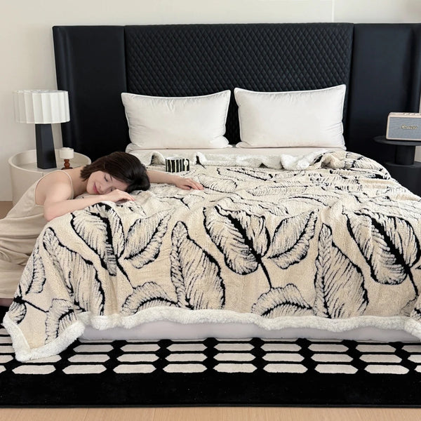 Kuscheldecke aus Lammfleece | Weiche Samtdecke mit Goldprägung | Warm & Stilvoll für Bett & Sofa | Velvienne