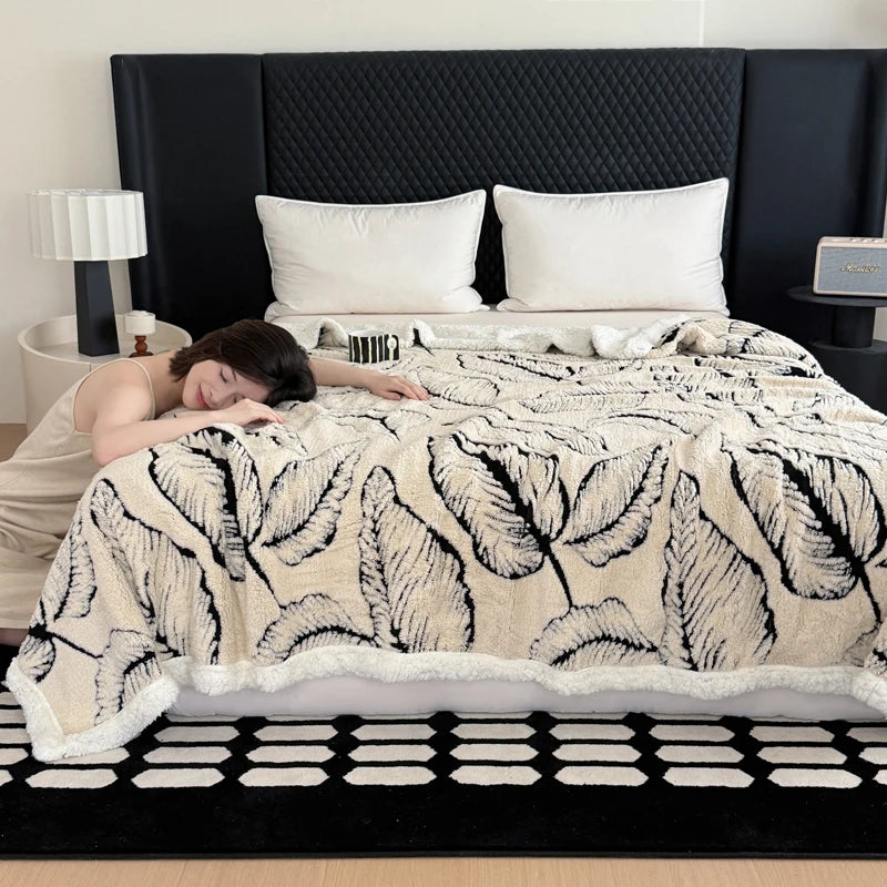 Kuscheldecke aus Lammfleece | Weiche Samtdecke mit Goldprägung | Warm & Stilvoll für Bett & Sofa | Velvienne