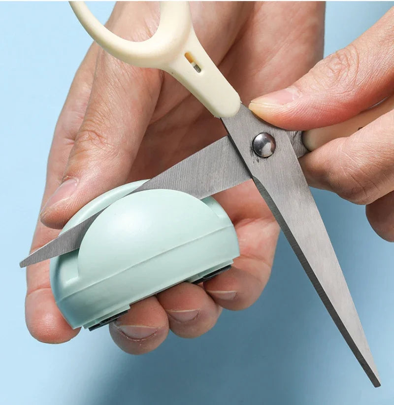 SliceMate Messerschärfer Kompakt | Handlicher Wetzstein für Küchenmesser & Scheren | Rutschfest | 5,5 × 4,5 cm