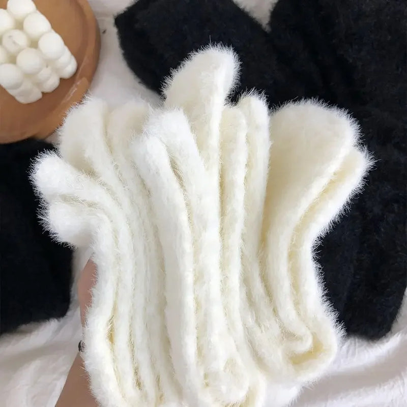 SamtNest Unisex Kuschelsocken | Nerz-Samt & Coral-Fleece | Extra Dick & Warm | Schwarz & Weiß | Winter