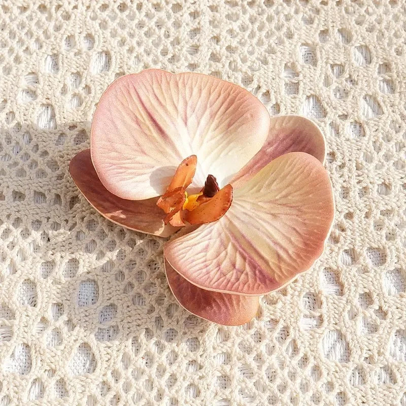 3D Deko-Blüte Floriva Orchidea | Große künstliche Schmetterlings-Orchidee aus Silikon-Baumwolle | 10 × 11 cm | Für Deko, Geschenke & Haarschmuck