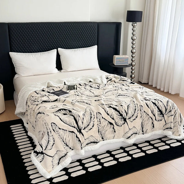 Kuscheldecke aus Lammfleece | Weiche Samtdecke mit Goldprägung | Warm & Stilvoll für Bett & Sofa | Velvienne