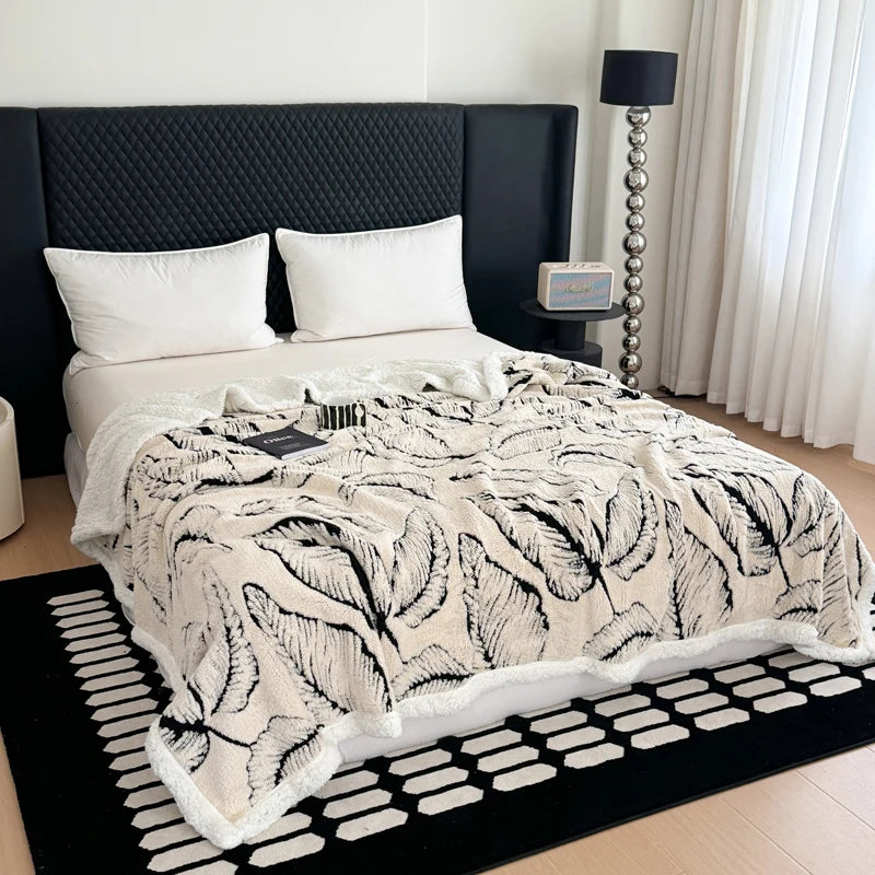 Kuscheldecke aus Lammfleece | Weiche Samtdecke mit Goldprägung | Warm & Stilvoll für Bett & Sofa | Velvienne