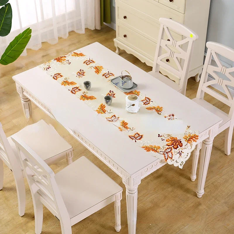 Herbst Tischläufer Aurelia Leaves | 38 x 170 cm | Stickerei & Hohlsaum | Ahornblatt-Design