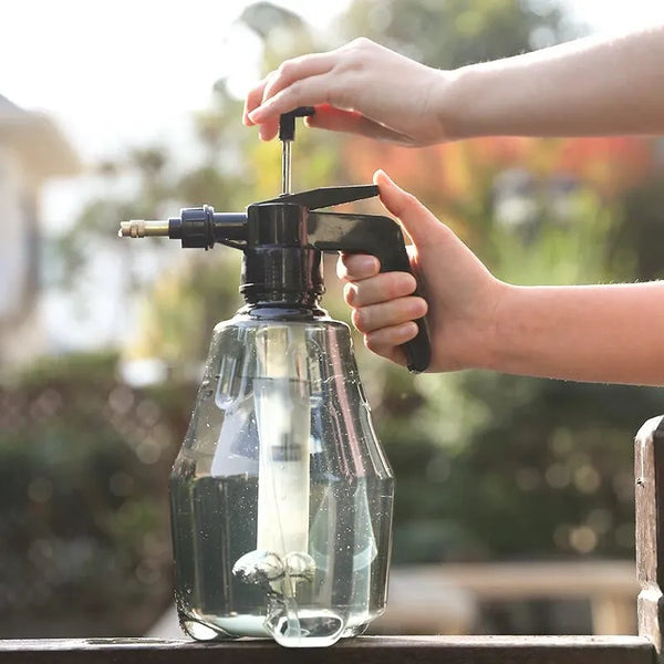 AquaPressa Gartensprüher mit Handpumpe | 1,5 L Drucksprüher mit verstellbarer Düse | Für Zimmerpflanzen, Garten, Reinigung & Gewächshaus