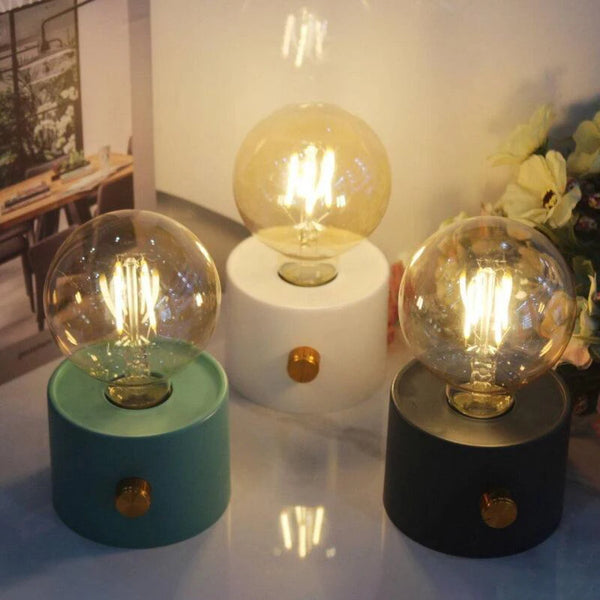 Glowvana LED Nachtlicht Retro-Glühbirne | Warmweißes Licht | Batteriebetrieben oder Wiederaufladbar | Für Kinderzimmer, Flur & Schreibtisch | 14,5 x 8,2 x 8,2 cm