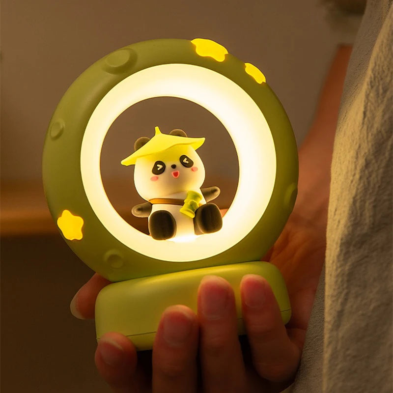 Cosmiboo Panda Astronaut Nachtlicht für Kinder | Weiches LED-Licht & Augenschutz | USB Aufladbar | Silikonlampe mit Akku