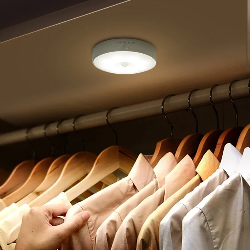 Lumora | Bewegungssensor Nachtlicht | Warmweiß + RGB | Wiederaufladbar & Magnetisch | 120° Erfassung | Kabellos für Schlafzimmer, Küche & Flur