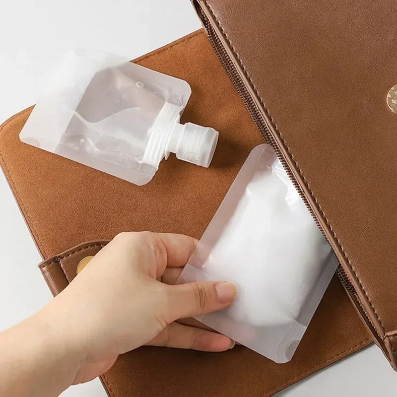 REISENTA Mini-Flaschenset | Kosmetik Reise-Set mit Aufbewahrungstasche | 5-teilig | PET-Flaschen 30–100ml