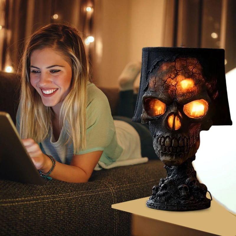 Gothic Tischlampe SkullFire | Halloween Schädel Deko | LED Ambient Light | 20 x 11 x 11 cm
