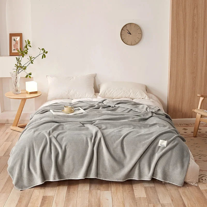 Velvéra Waffeldecke aus Milchsamt | Leichte Luxusdecke für Sofa & Bett | Sommerdecke & Überwurf | Weich, Atmungsaktiv & Stilvoll