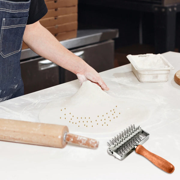 PizzaDock Pro | Teigstupfer aus Edelstahl & Holzgriff | Blasenfrei & Schnell | 20,5 x 13,3 cm