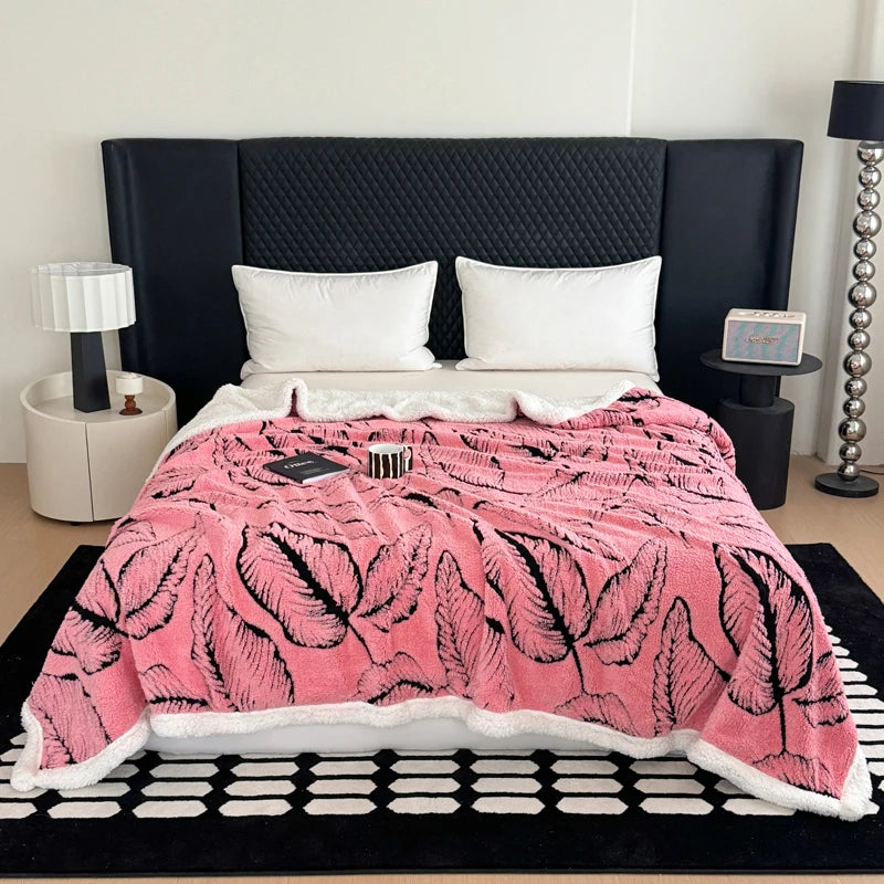 Kuscheldecke aus Lammfleece | Weiche Samtdecke mit Goldprägung | Warm & Stilvoll für Bett & Sofa | Velvienne