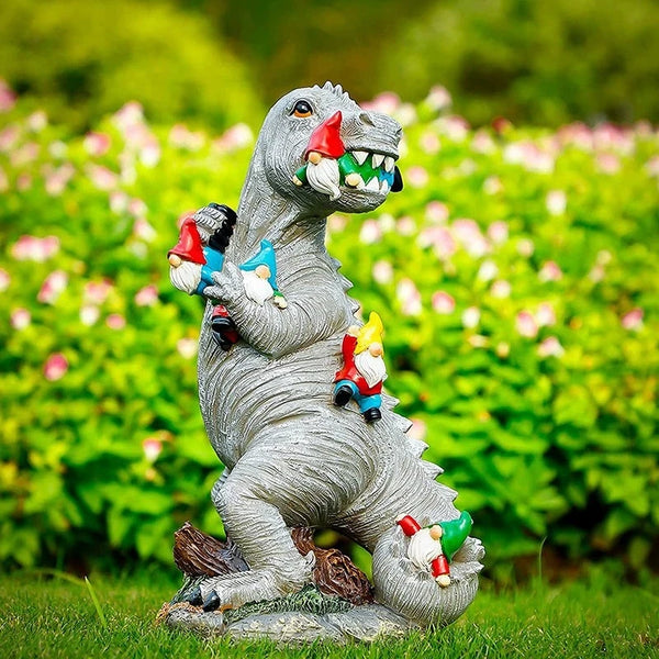 DinoCharm | Dino & Gartenzwerg Statue | Lustige Gartendeko | Resin Figur für Außen- & Innendekoration