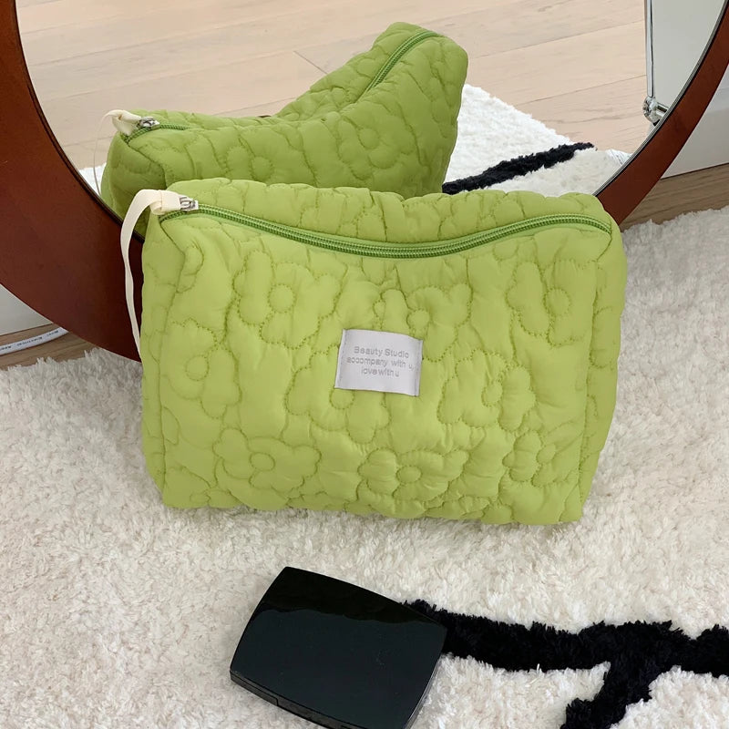 Blossura Gesteppte Kosmetiktasche aus Baumwolle | Make-up-Tasche mit Reißverschluss für Damen | Reise-Kulturbeutel mit Blumenmuster & Innenfächern