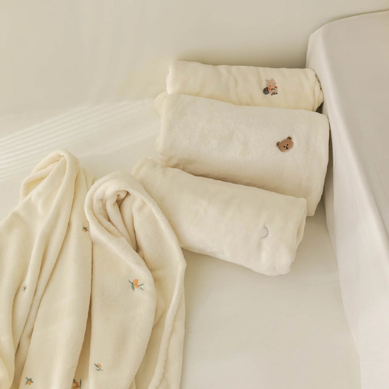 CuddleBear Babydecke | Weiches Fleece | Bestickt mit Bärchen | Kuschelig warm für Herbst & Winter