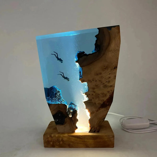 Marilume LED Tischlampe Unterwasserwelt | Harzdesign mit Taucherhöhle | USB-Aufladung | Blau & Himmelblau | Epoxidharz