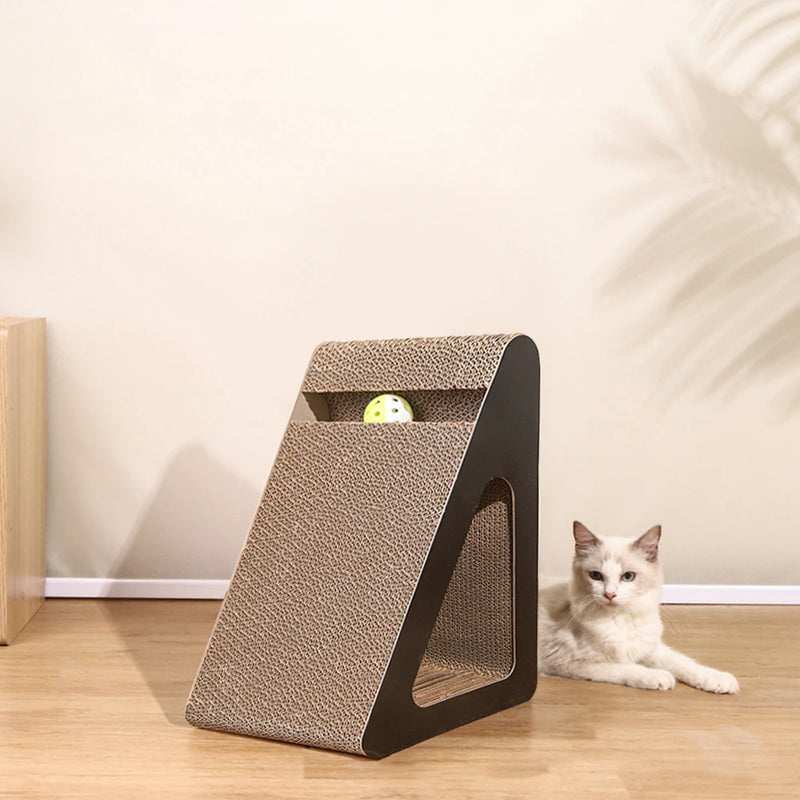 Kratzecke KratziPlay | 2-in-1 Kratzbrett mit Spielball | Dreieck-Design & Platzsparend | Für Katzen jeden Alters