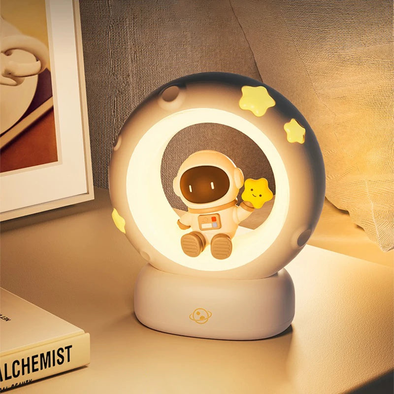 Cosmiboo Panda Astronaut Nachtlicht für Kinder | Weiches LED-Licht & Augenschutz | USB Aufladbar | Silikonlampe mit Akku