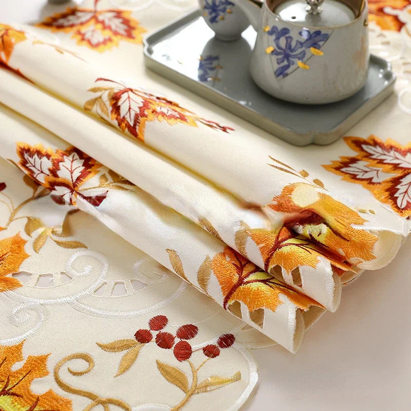 Herbst Tischläufer Aurelia Leaves | 38 x 170 cm | Stickerei & Hohlsaum | Ahornblatt-Design