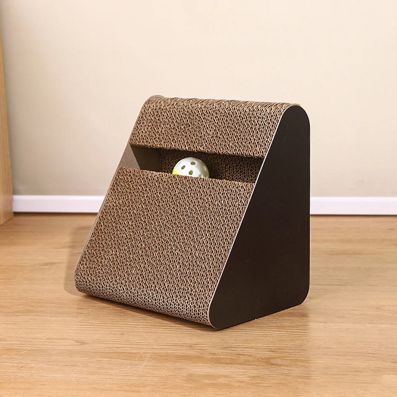 Kratzecke KratziPlay | 2-in-1 Kratzbrett mit Spielball | Dreieck-Design & Platzsparend | Für Katzen jeden Alters