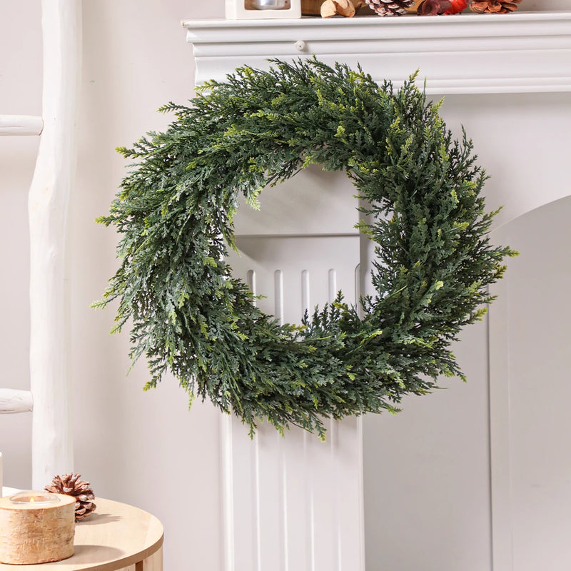 Verdania | Künstlicher Zedernkranz | Immergrün | 30 cm Ø | Pflegeleichte Deko für Haus & Garten
