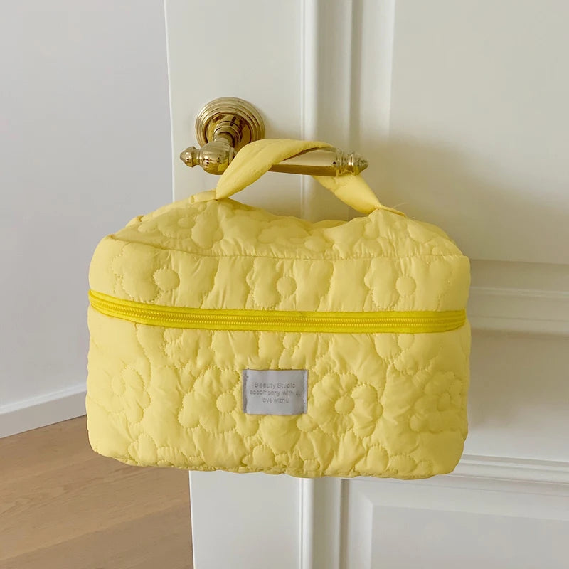 Blossura Gesteppte Kosmetiktasche aus Baumwolle | Make-up-Tasche mit Reißverschluss für Damen | Reise-Kulturbeutel mit Blumenmuster & Innenfächern
