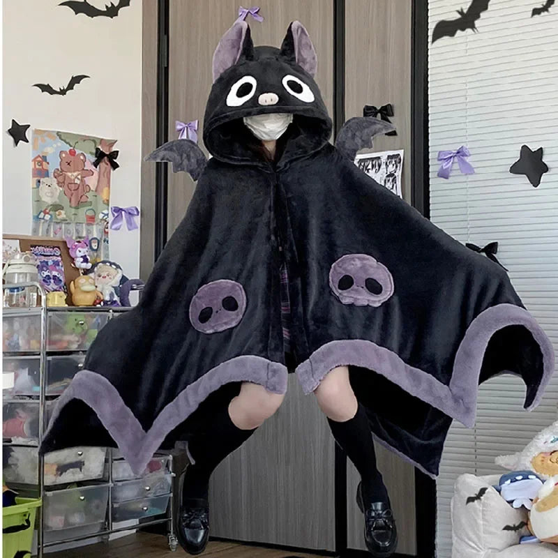 Fleece-Cape Kurochi | Kawaii Fledermaus Design | Kapuzen Poncho für Damen | Kuschelig & Warm