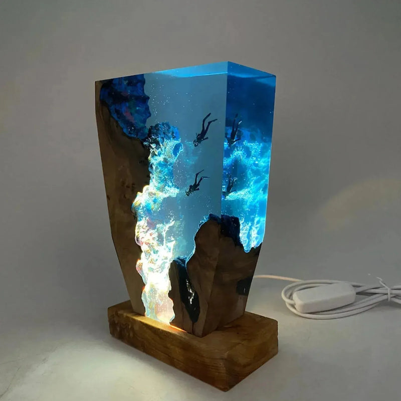 Marilume LED Tischlampe Unterwasserwelt | Harzdesign mit Taucherhöhle | USB-Aufladung | Blau & Himmelblau | Epoxidharz