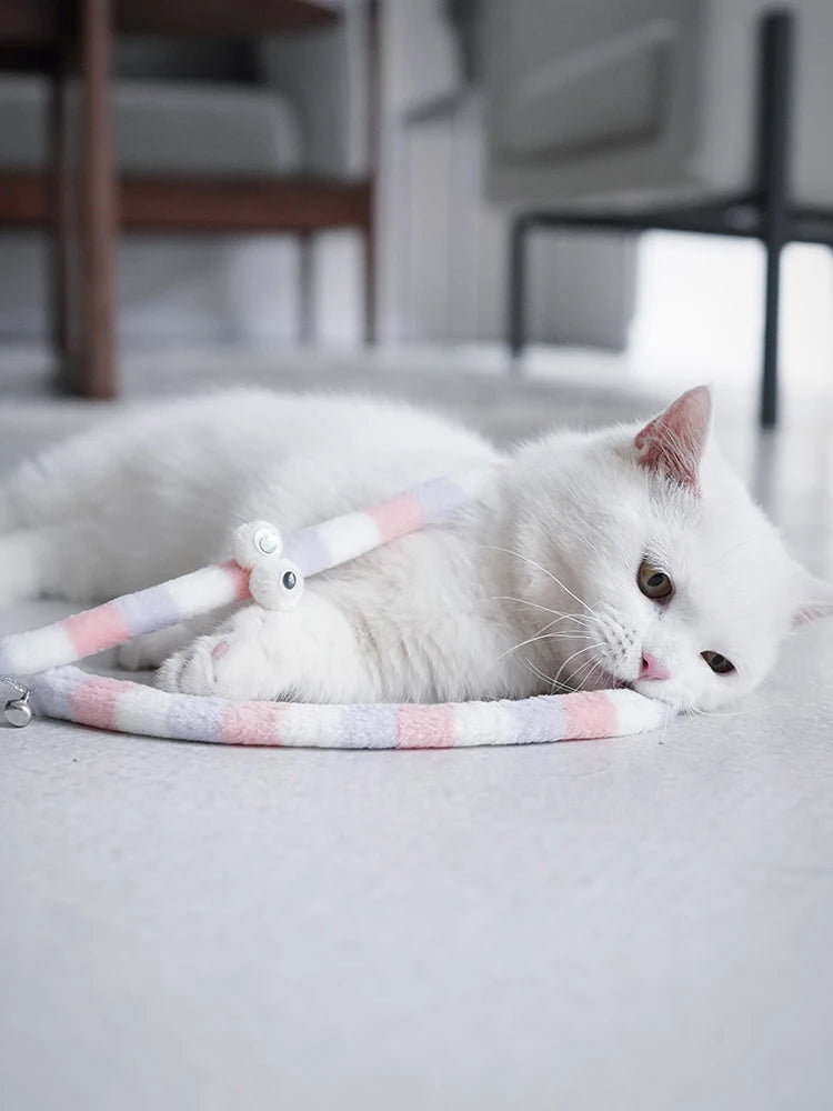 Katzenspielzeug CattaPillar Swing | Flanell-Raupe an 46 cm Stab | Beißfest & interaktiv | 60 cm Spiellänge