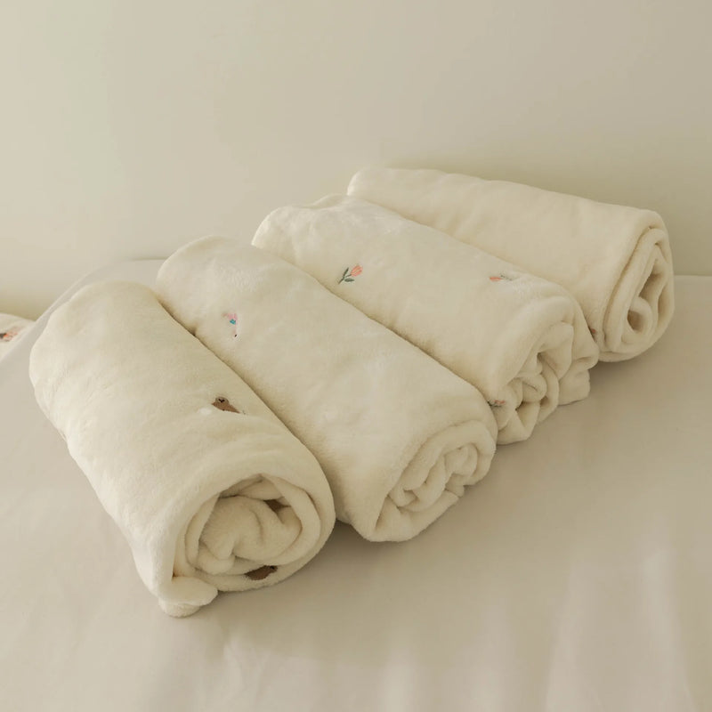 CuddleBear Babydecke | Weiches Fleece | Bestickt mit Bärchen | Kuschelig warm für Herbst & Winter