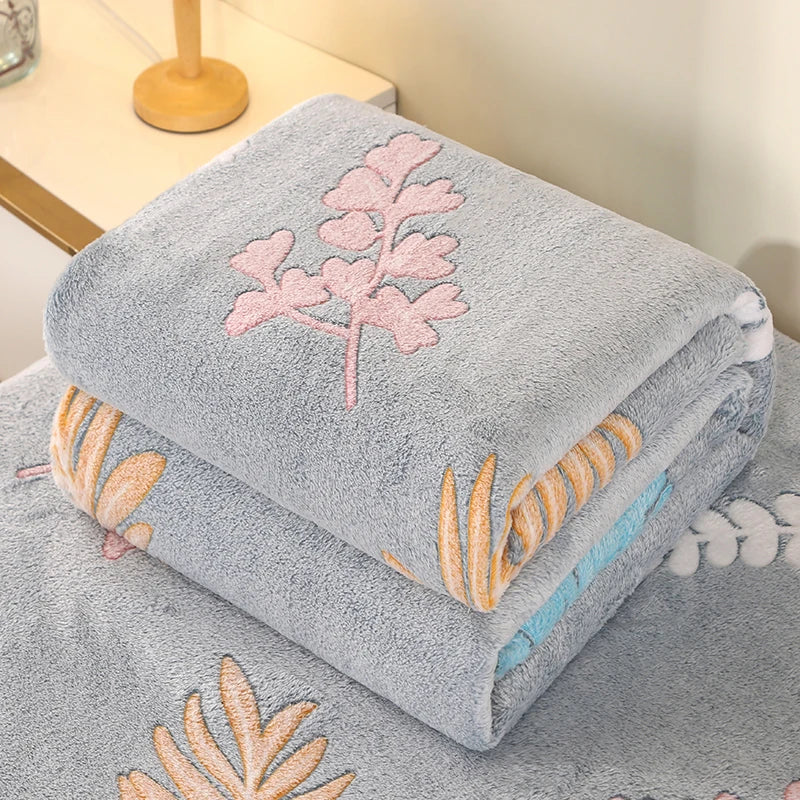 Fleuralux Kuscheldecke | Flauschige Fleece-Decke im floralen Design | Weiche Wohndecke für Bett, Sofa & Reisen | Hautfreundlich & Farbbrillant