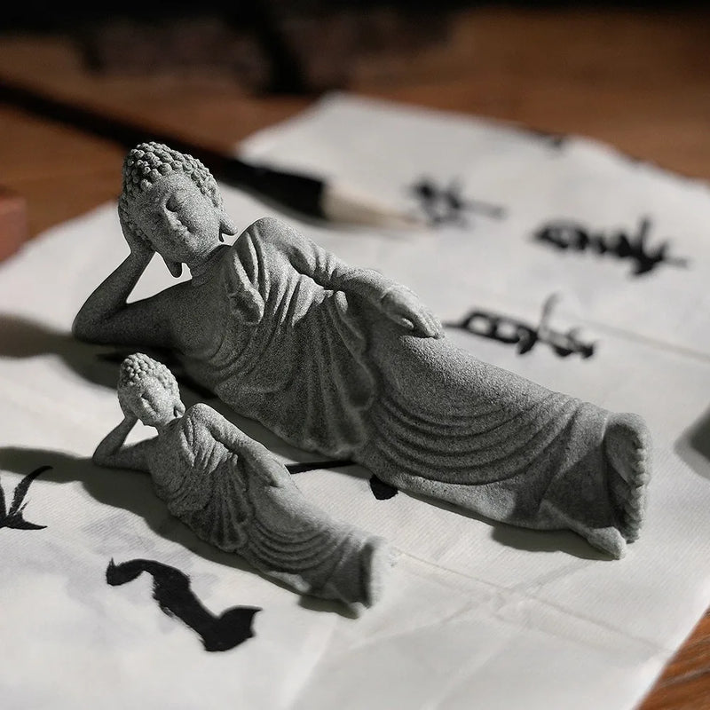 SERENYA Liegender Buddha | Handgefertigte Sandsteinfigur | Feng Shui Symbol für Ruhe & Glück | 9–18 cm