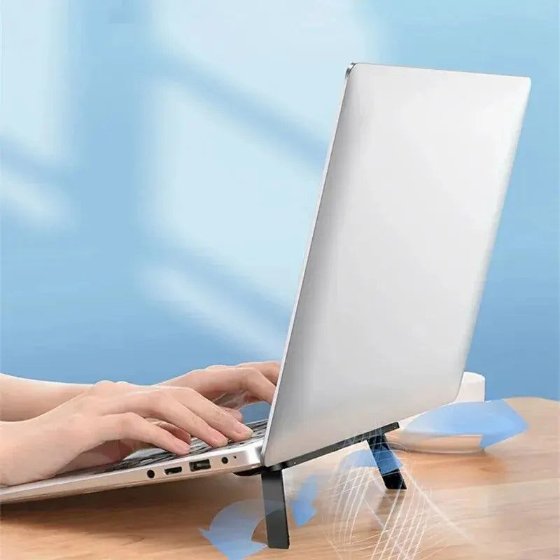 ELEVAGO Laptop-Ständer | Selbstklebend & Faltbar | Ultrakompakt für unterwegs | 21,5 cm | Schwarz