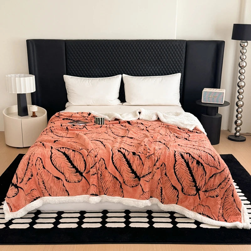 Kuscheldecke aus Lammfleece | Weiche Samtdecke mit Goldprägung | Warm & Stilvoll für Bett & Sofa | Velvienne