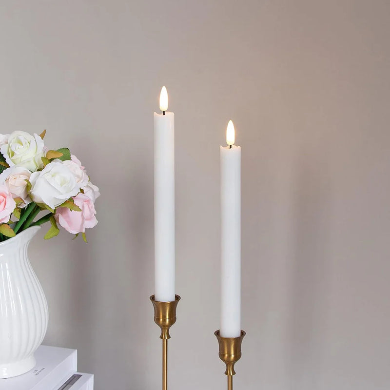 Candelis | 2er Set LED Stabkerzen | Flammenlos mit 3D-Docht | Batteriebetrieben & Echtwachs-Optik | Warmweißes Licht | Für Weihnachten & Deko