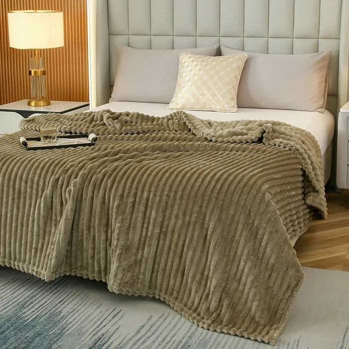 Flauschdecke SoftHaven | Gestreiftes Flanell | Extra Weich & Warm | Für Sofa, Bett & Reisen