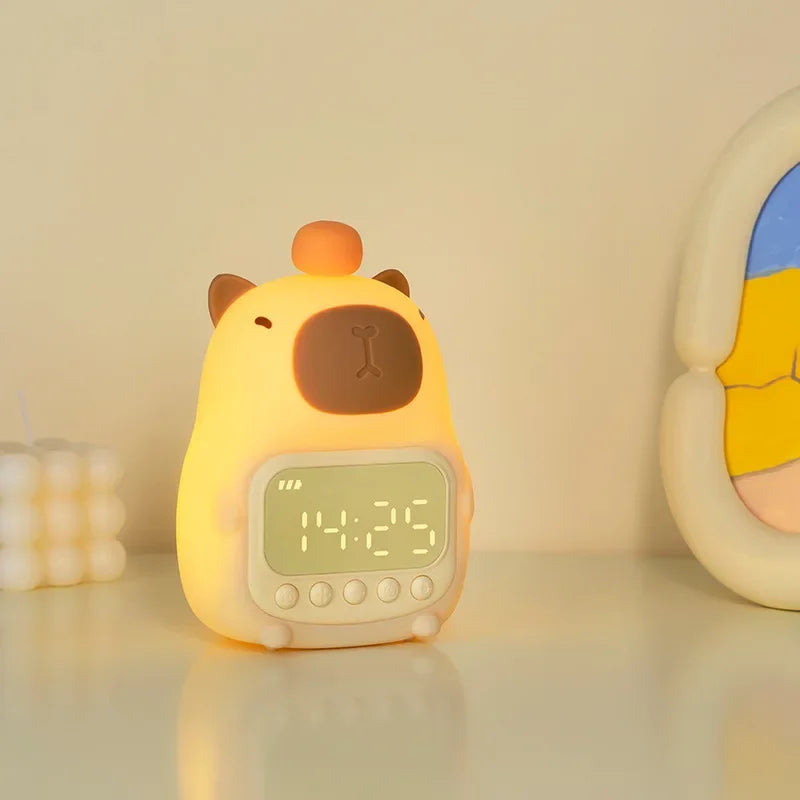 Wecker-Nachtlicht CappyGlow | Capybara-Design | USB-aufladbar 1200 mAh | Dual-Alarm & 30 Min. Auto-Off | Kinder & Schlafzimmer