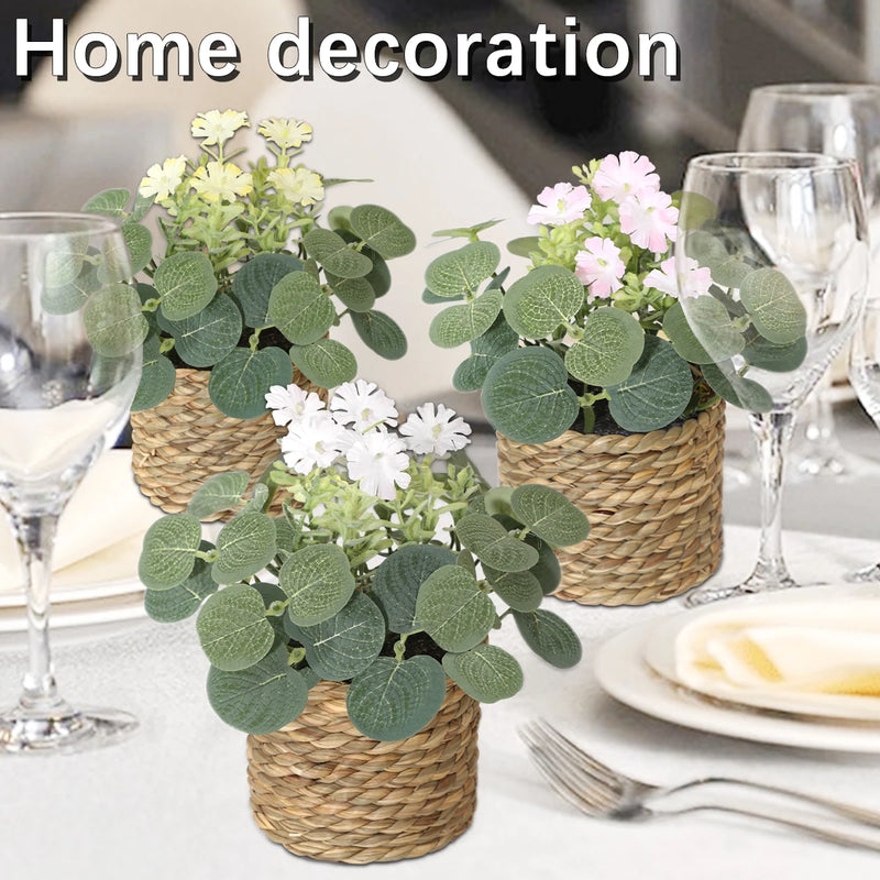 FloraNest Mini Kunstpflanze Eukalyptus mit Blüten | 11 cm | Im geflochtenen Korb | Hochwertige Deko aus PE-Material | Pflegeleichte Zimmerdekoration