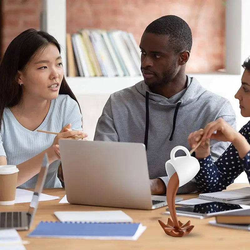 Schwebende Kaffeetassen Skulptur | Magischer Gieß-Effekt | Kreative Tisch- & Küchendeko