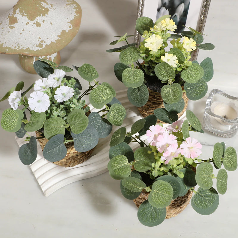 FloraNest Mini Kunstpflanze Eukalyptus mit Blüten | 11 cm | Im geflochtenen Korb | Hochwertige Deko aus PE-Material | Pflegeleichte Zimmerdekoration
