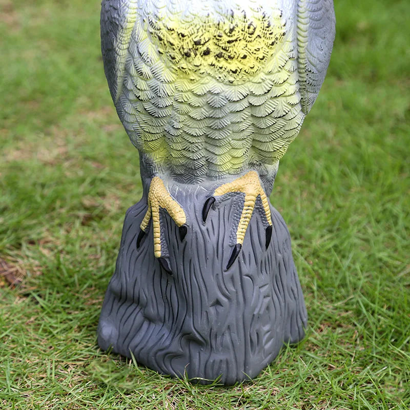 Falcono BirdGuard Vogelschreck Greifvogel Dekofigur | Realistische Adlerattrappe aus Kunststoff | Für Garten & Balkon