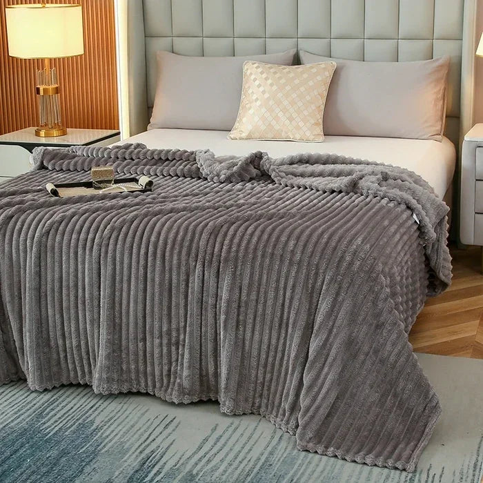 Flauschdecke SoftHaven | Gestreiftes Flanell | Extra Weich & Warm | Für Sofa, Bett & Reisen