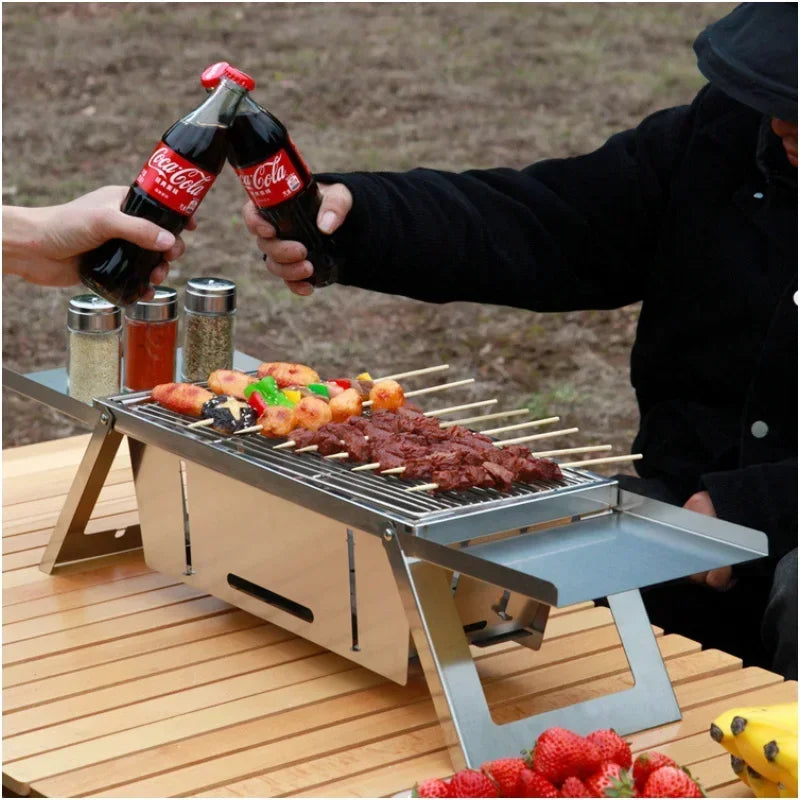 SteelFlame BBQ Faltbarer Holzkohlegrill aus Edelstahl | Kompakt & stabil | Für Spieße & BBQ