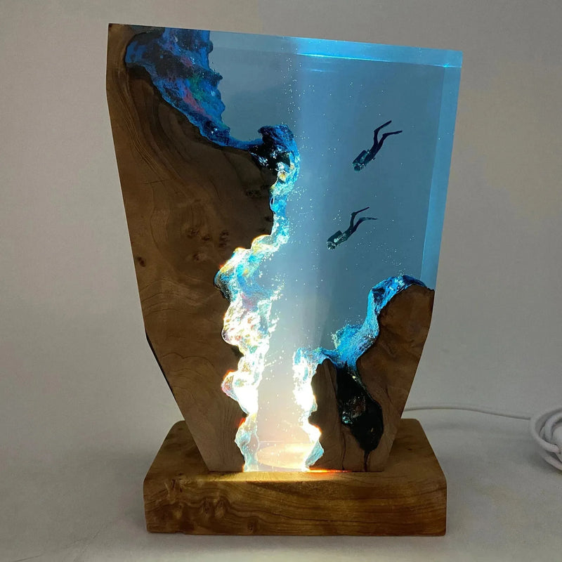 Marilume LED Tischlampe Unterwasserwelt | Harzdesign mit Taucherhöhle | USB-Aufladung | Blau & Himmelblau | Epoxidharz